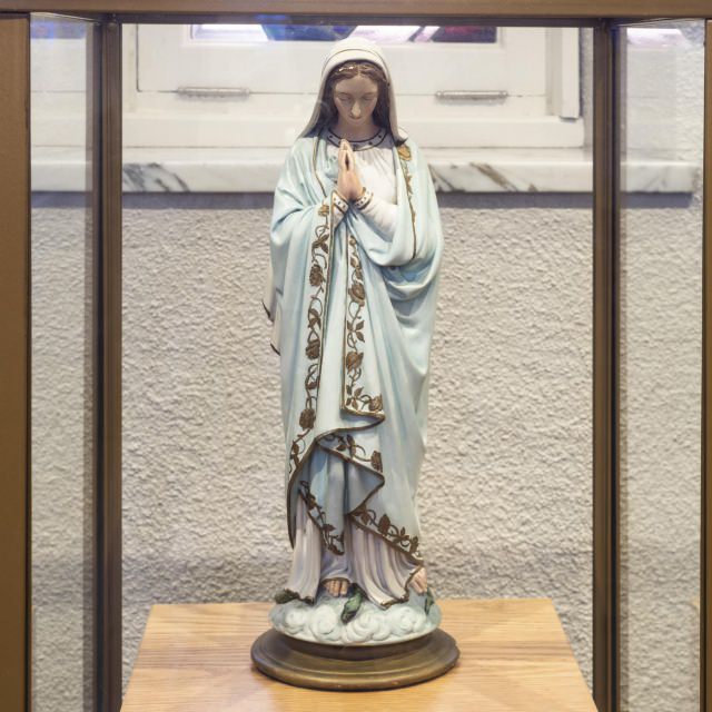 Statue de la Vierge Marie sur le pupitre de travail de la chambre à coucher de Mère Marie-Léonie.