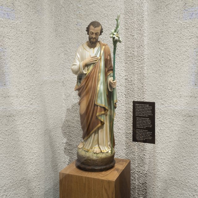 Statue de Saint-Joseph. Cette statue a été installée dans la chapelle du Collège Saint-Joseph, à Memramcook NB, en 1868. Sœur Saint-Édouard, supérieure à Memramcook, l’a envoyé à Mère Marie-Léonie en 1907 à Sherbrooke QC.